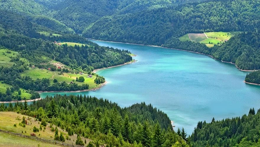 Slika Zlatarskog jezera koje se nalazi na 23 km od Apartmana Gakic i planine Zlatar.