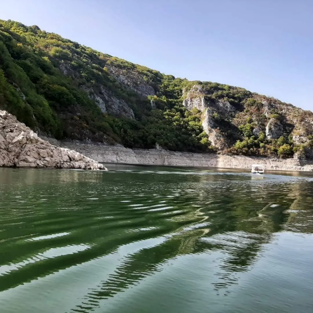 Uvacko jezer koje je nastalo od reke Uvac, na kom se nalaze beloglavi supovi.